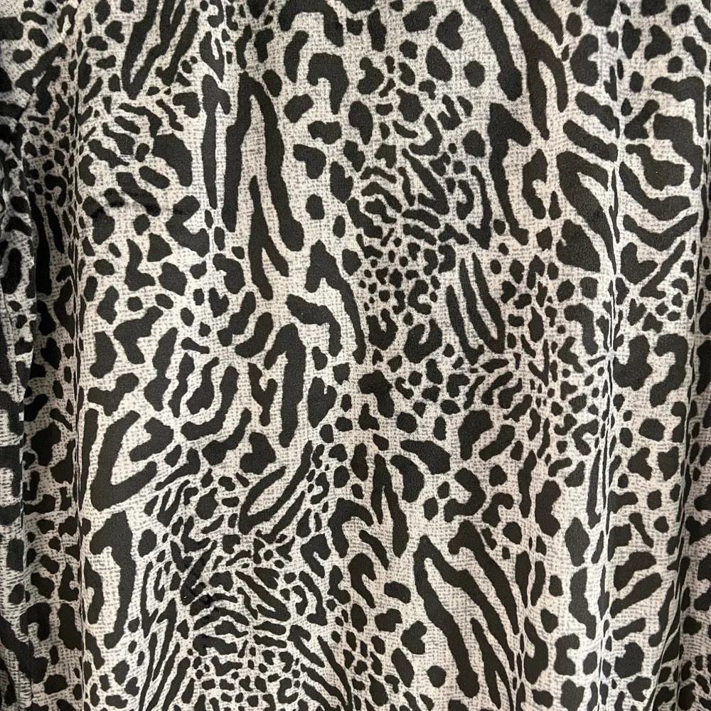 Secret Treasures Long Sleeve Animal Print Blouse--Size Large (12-14) - Picture 2 of 5